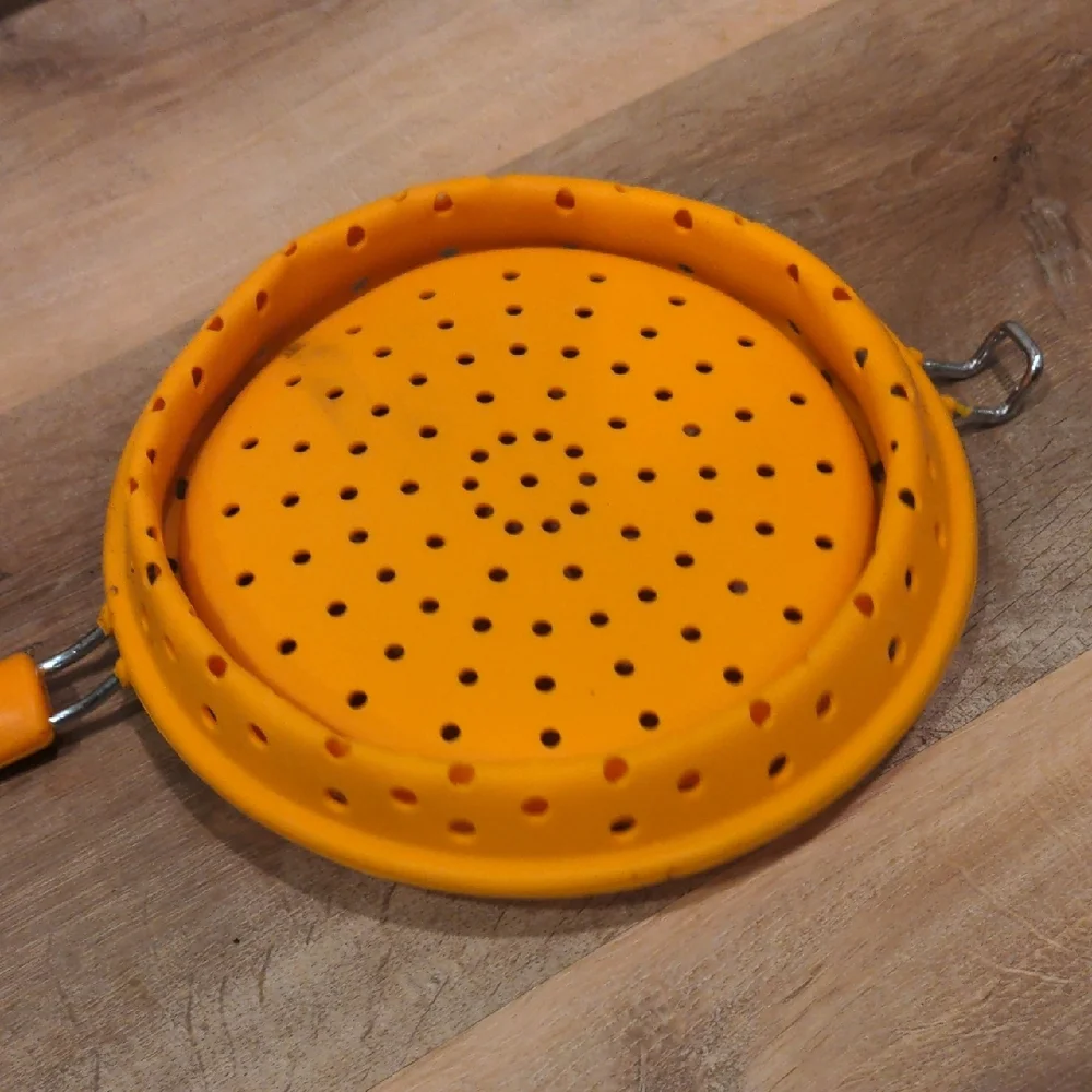 Collapsible Orange Colander by Chef'n - Picture 6 of 6